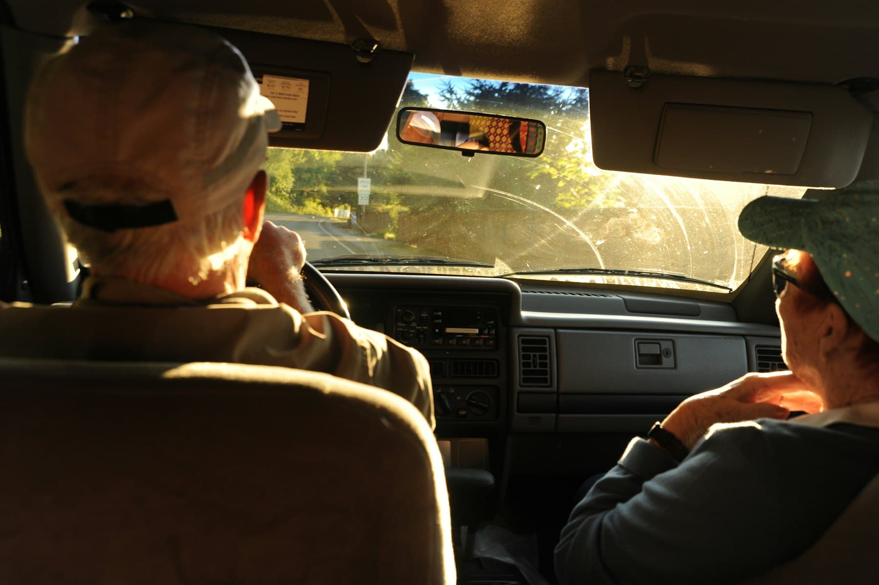 Casal conversando dentro do carro